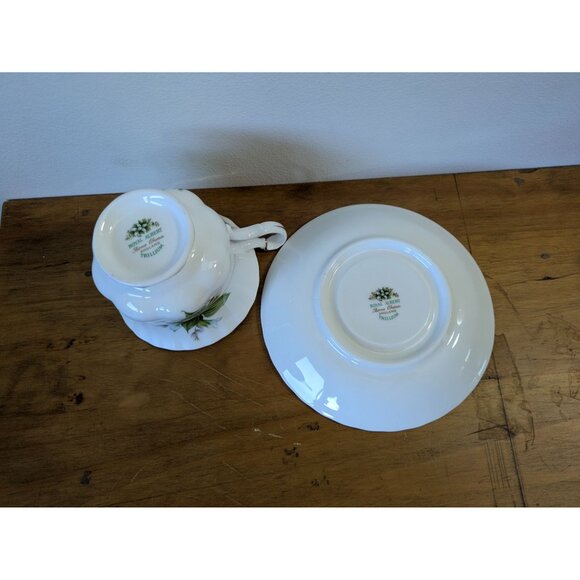 Royal Albert Bone China Trillium Tea Cup & Saucer Set England Floral Gold Trim - Picture 9 of 10